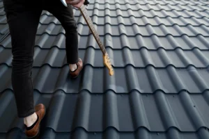 A man Estimate to Roof Replacement Costs in California (2025)