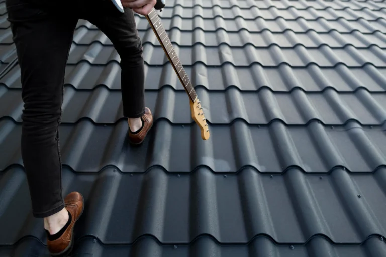 A man Estimate to Roof Replacement Costs in California (2025)